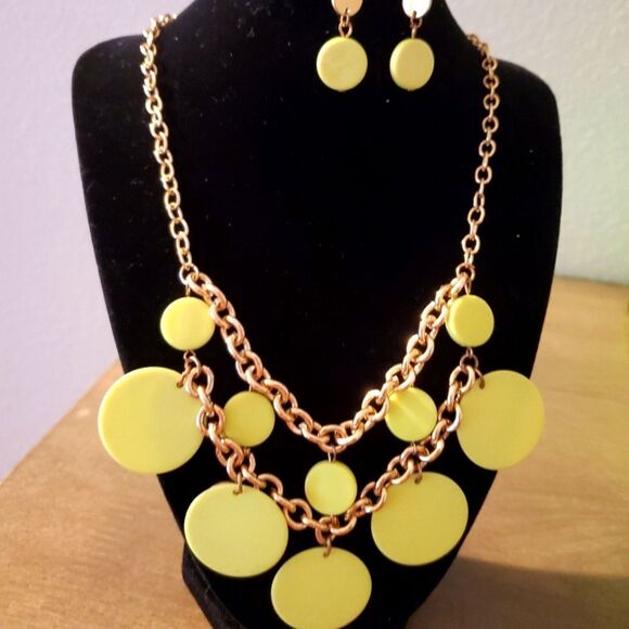 3-for-$15 Neon and gold to e necklace and earrings set - Picture 1 of 2